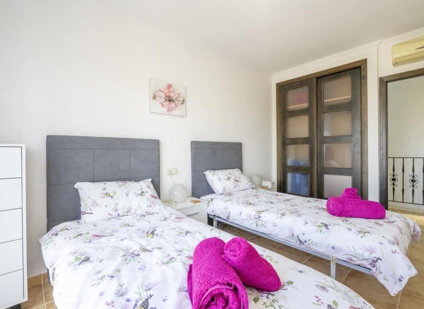 3 slaapkamer Huis te koop in San Cayetano met zwembad garage - € 185.000 (Ref: 9986177)