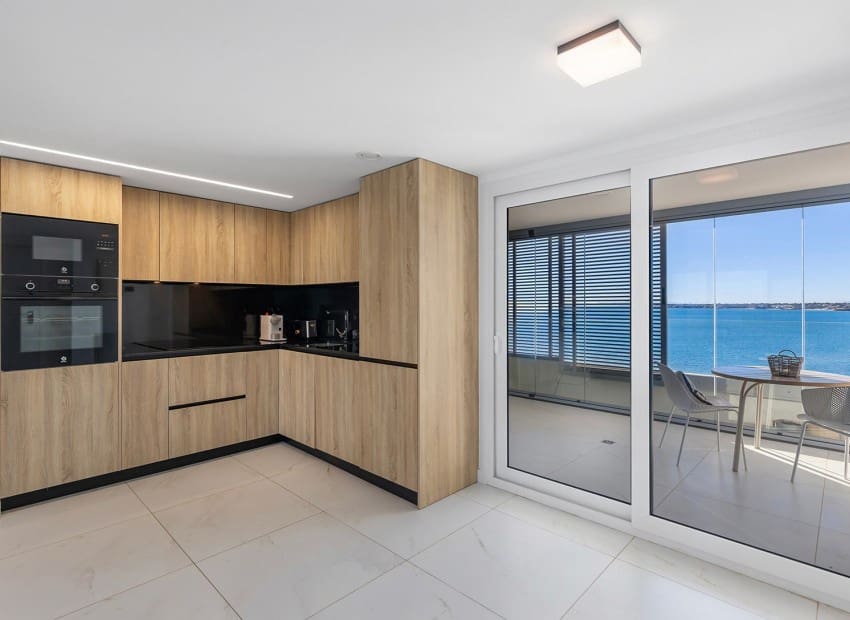 Apartamento de 2 habitaciones en Punta Prima en venta con piscina garaje - 765.000 € (Ref: 9991956)