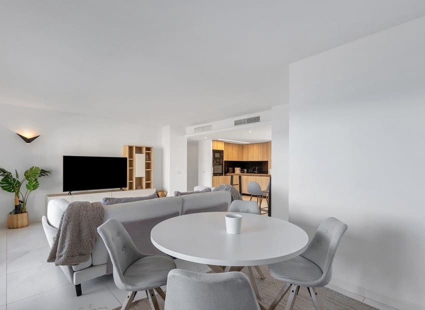 Apartamento de 2 habitaciones en Punta Prima en venta con piscina garaje - 765.000 € (Ref: 9991956)