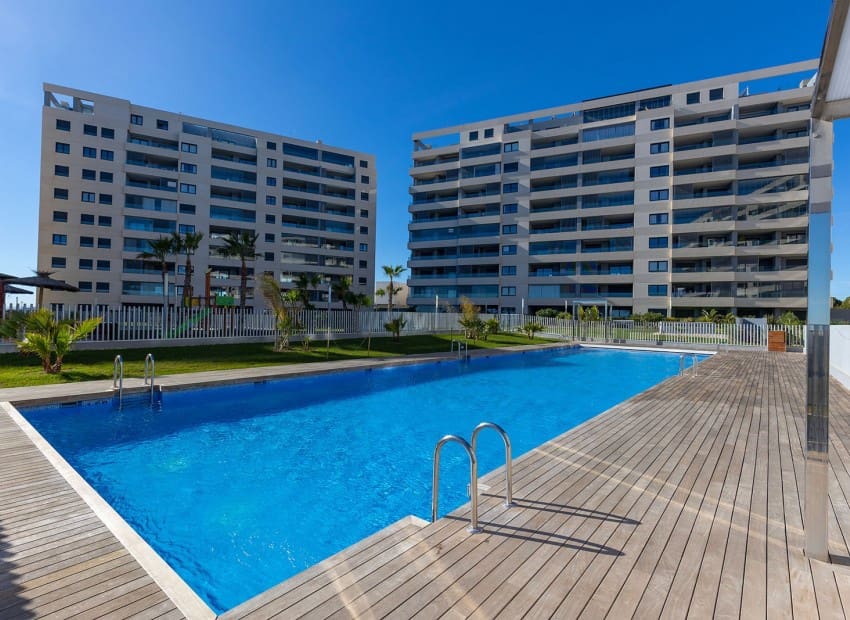 Apartamento de 2 habitaciones en Punta Prima en venta con piscina garaje - 765.000 € (Ref: 9991956)