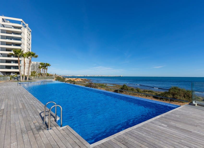 Apartamento de 2 habitaciones en Punta Prima en venta con piscina garaje - 765.000 € (Ref: 9991956)
