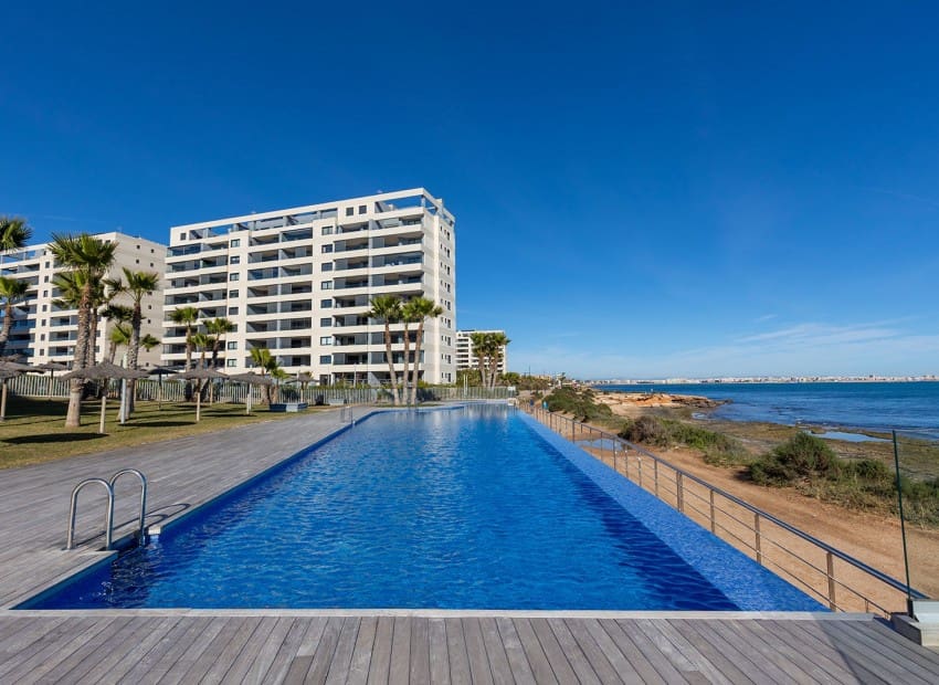 Apartamento de 2 habitaciones en Punta Prima en venta con piscina garaje - 765.000 € (Ref: 9991956)