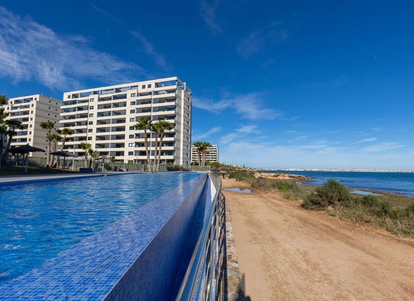 Apartamento de 2 habitaciones en Punta Prima en venta con piscina garaje - 765.000 € (Ref: 9991956)