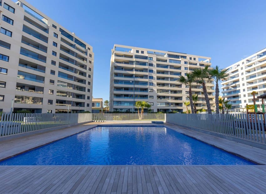 Apartamento de 2 habitaciones en Punta Prima en venta con piscina garaje - 765.000 € (Ref: 9991956)