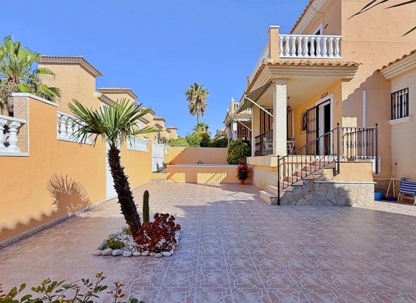Chalet de 4 habitaciones en Orihuela Costa en venta con piscina garaje - 379.000 € (Ref: 9993562)