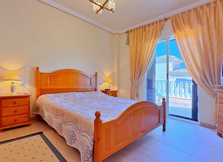 Chalet de 4 habitaciones en Orihuela Costa en venta con piscina garaje - 379.000 € (Ref: 9993562)