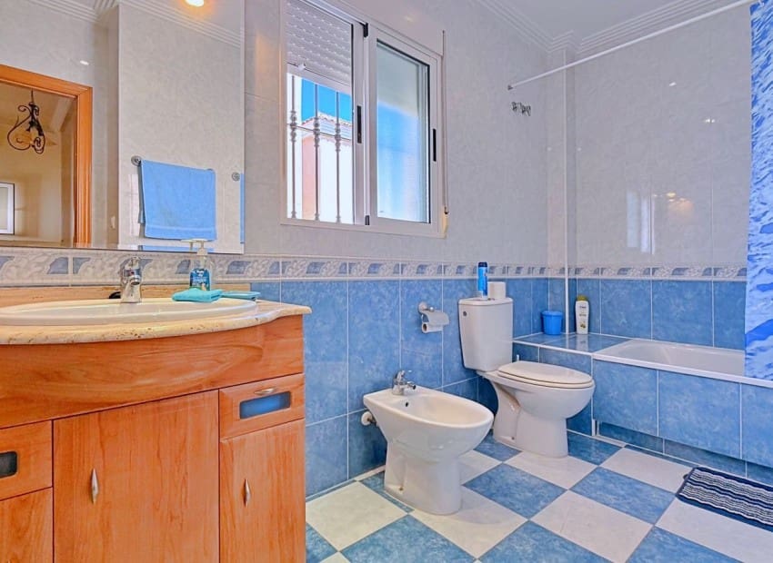 Chalet de 4 habitaciones en Orihuela Costa en venta con piscina garaje - 379.000 € (Ref: 9993562)