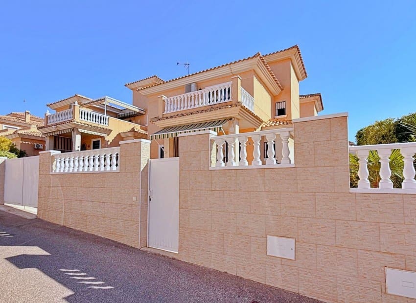 Chalet de 4 habitaciones en Orihuela Costa en venta con piscina garaje - 379.000 € (Ref: 9993562)