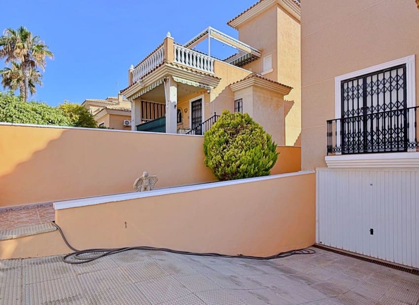 Chalet de 4 habitaciones en Orihuela Costa en venta con piscina garaje - 379.000 € (Ref: 9993562)