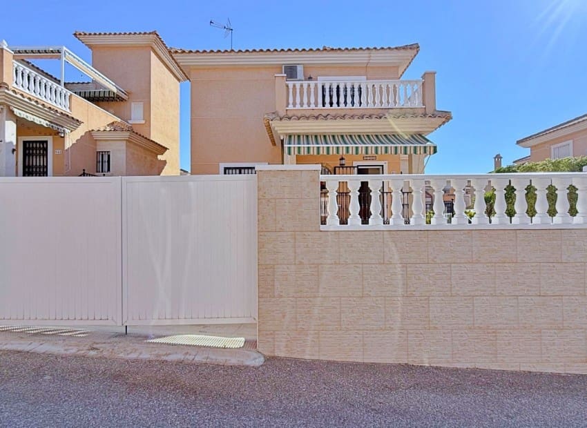 Chalet de 4 habitaciones en Orihuela Costa en venta con piscina garaje - 379.000 € (Ref: 9993562)