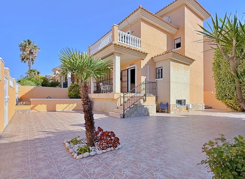 Chalet de 4 habitaciones en Orihuela Costa en venta con piscina garaje - 379.000 € (Ref: 9993562)