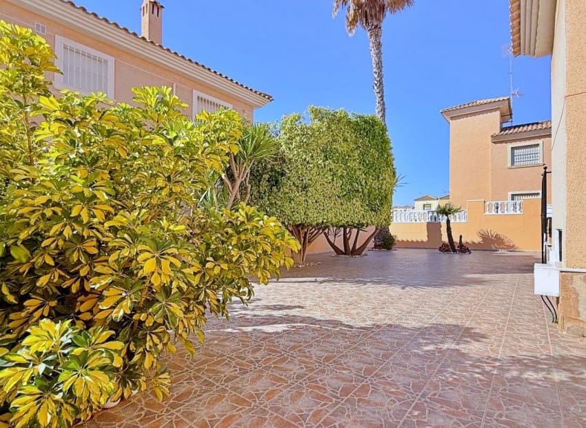 Chalet de 4 habitaciones en Orihuela Costa en venta con piscina garaje - 379.000 € (Ref: 9993562)
