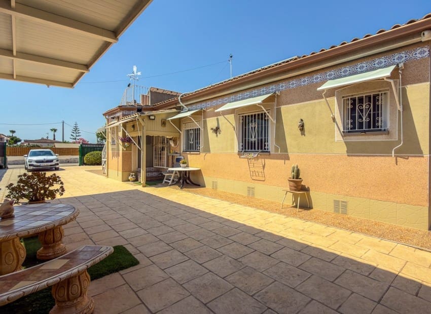 3 bedroom Villa for sale in Catral with pool garage - € 499,500 (Ref: 9994553)