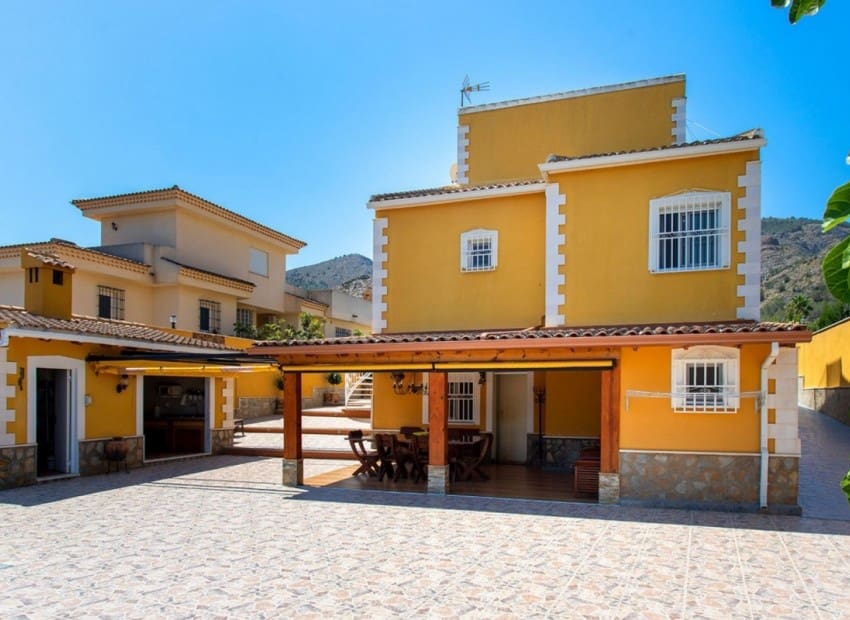 Chalet de 5 habitaciones en Orihuela en venta con piscina - 490.000 € (Ref: 9996181)