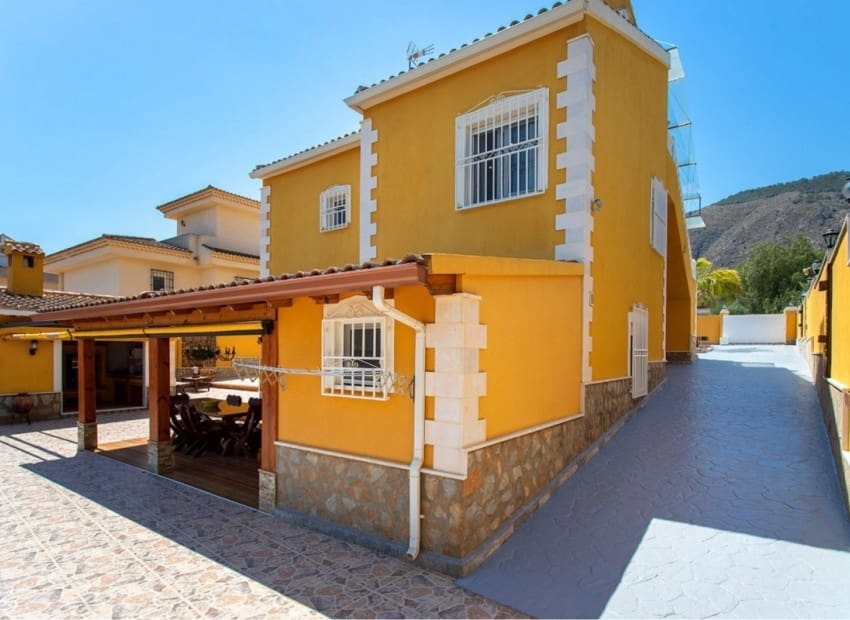Chalet de 5 habitaciones en Orihuela en venta con piscina - 490.000 € (Ref: 9996181)