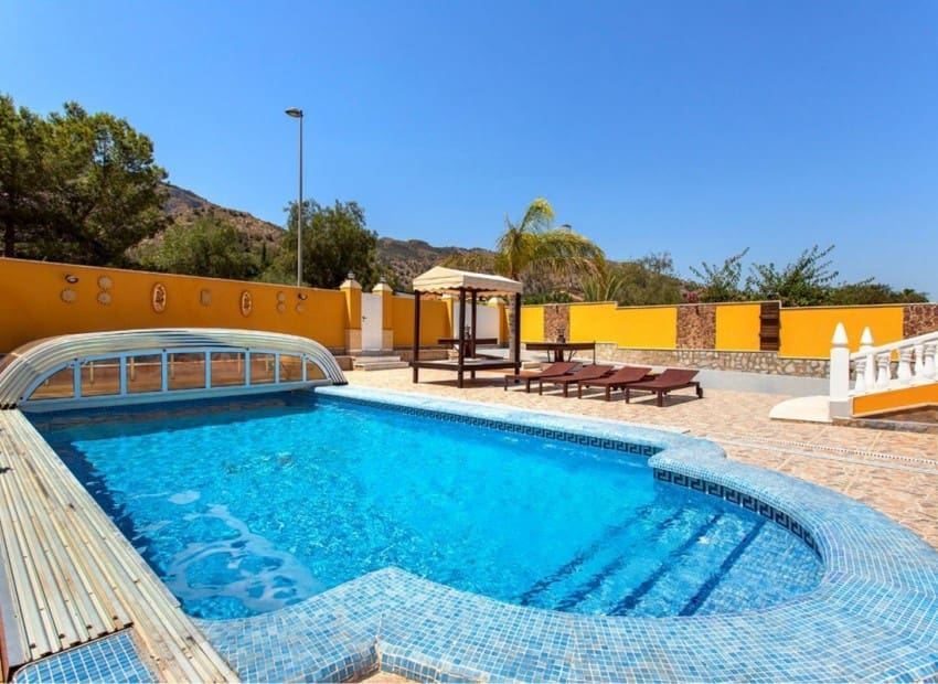 Chalet de 5 habitaciones en Orihuela en venta con piscina - 490.000 € (Ref: 9996181)