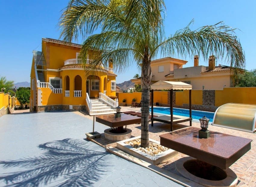 Chalet de 5 habitaciones en Orihuela en venta con piscina - 490.000 € (Ref: 9996181)