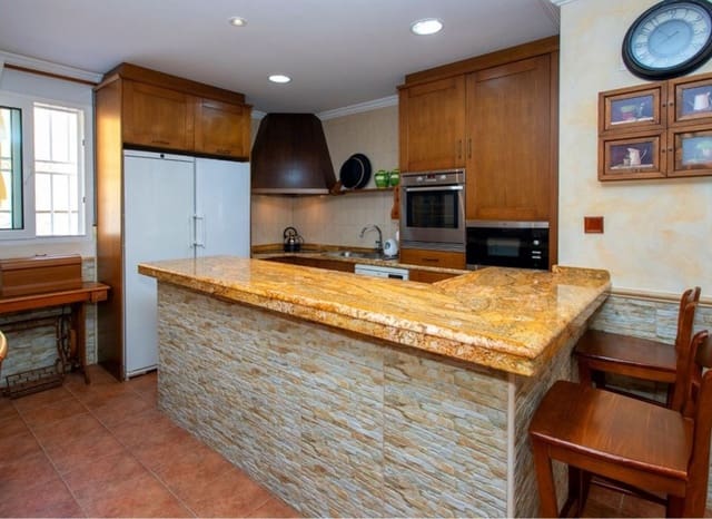 Chalet de 5 habitaciones en Orihuela ciudad, Orihuela en venta con piscina - 490.000 € (Ref: 9996181)