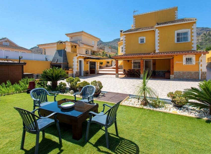 Chalet de 5 habitaciones en Orihuela en venta con piscina - 490.000 € (Ref: 9996181)