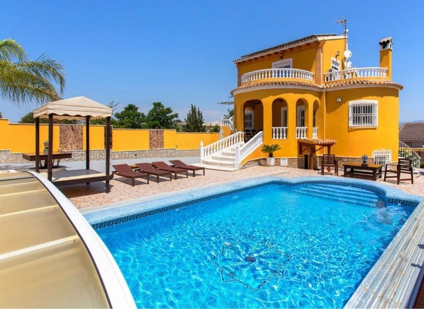 Chalet de 5 habitaciones en Orihuela en venta con piscina - 490.000 € (Ref: 9996181)