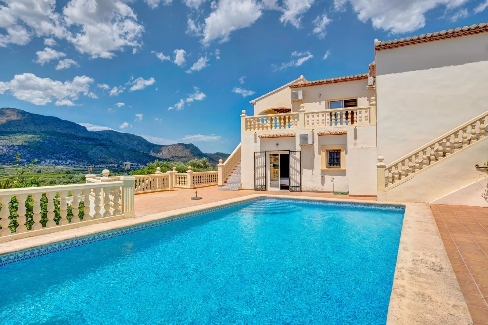 Chalet de 5 habitaciones en Orba en venta con piscina garaje - 645.000 € (Ref: 10181940)