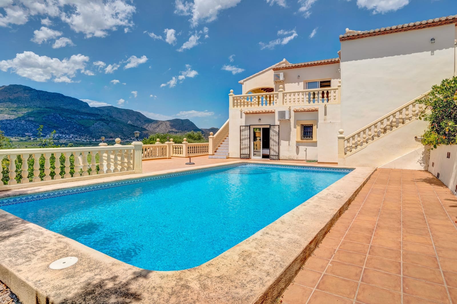 Chalet de 5 habitaciones en Orba en venta con piscina garaje - 645.000 € (Ref: 10181940)