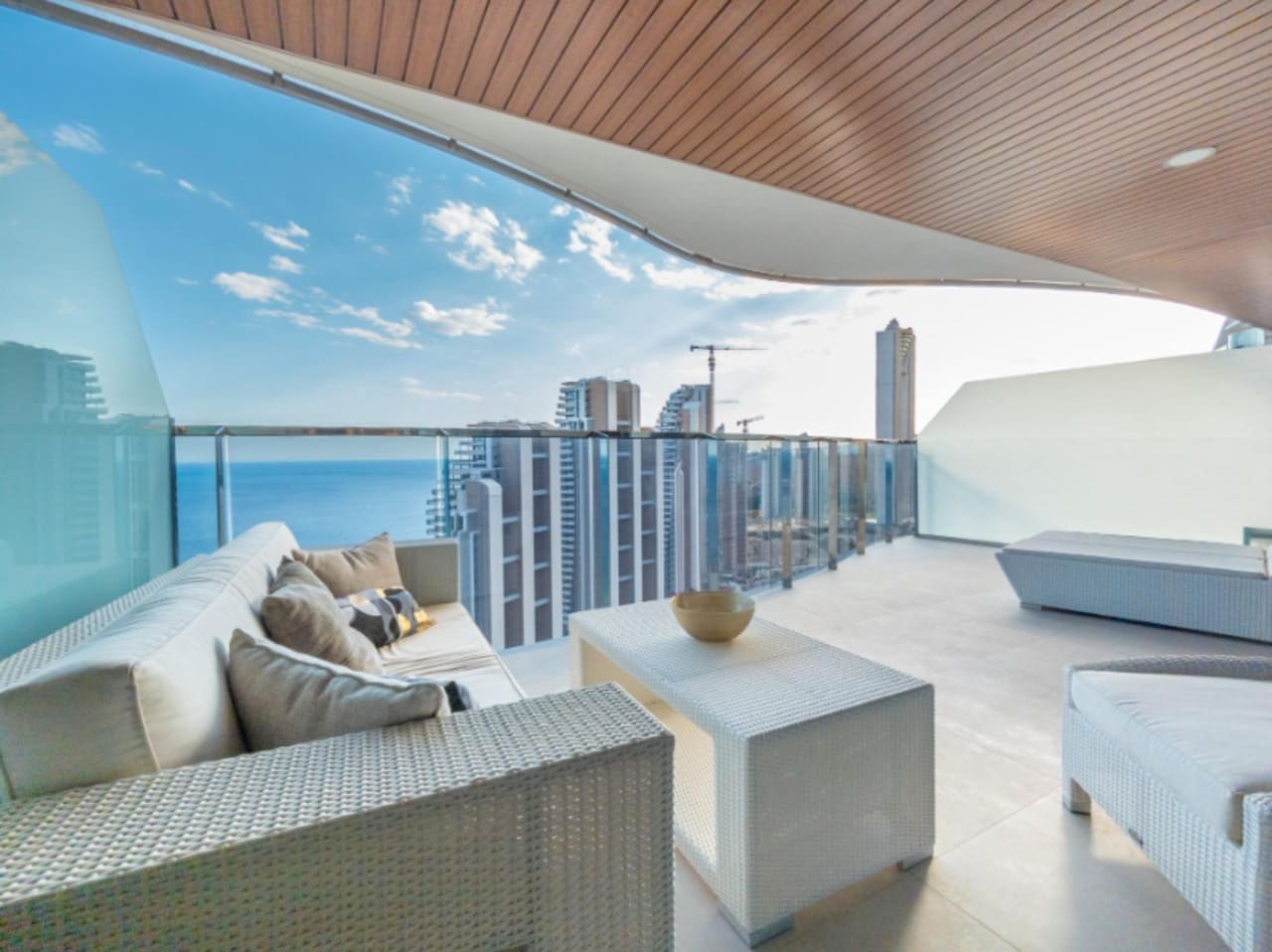 2 soverom Leilighet til salgs i Benidorm med svømmebasseng garasje - € 579 000 (Ref: 9201884)