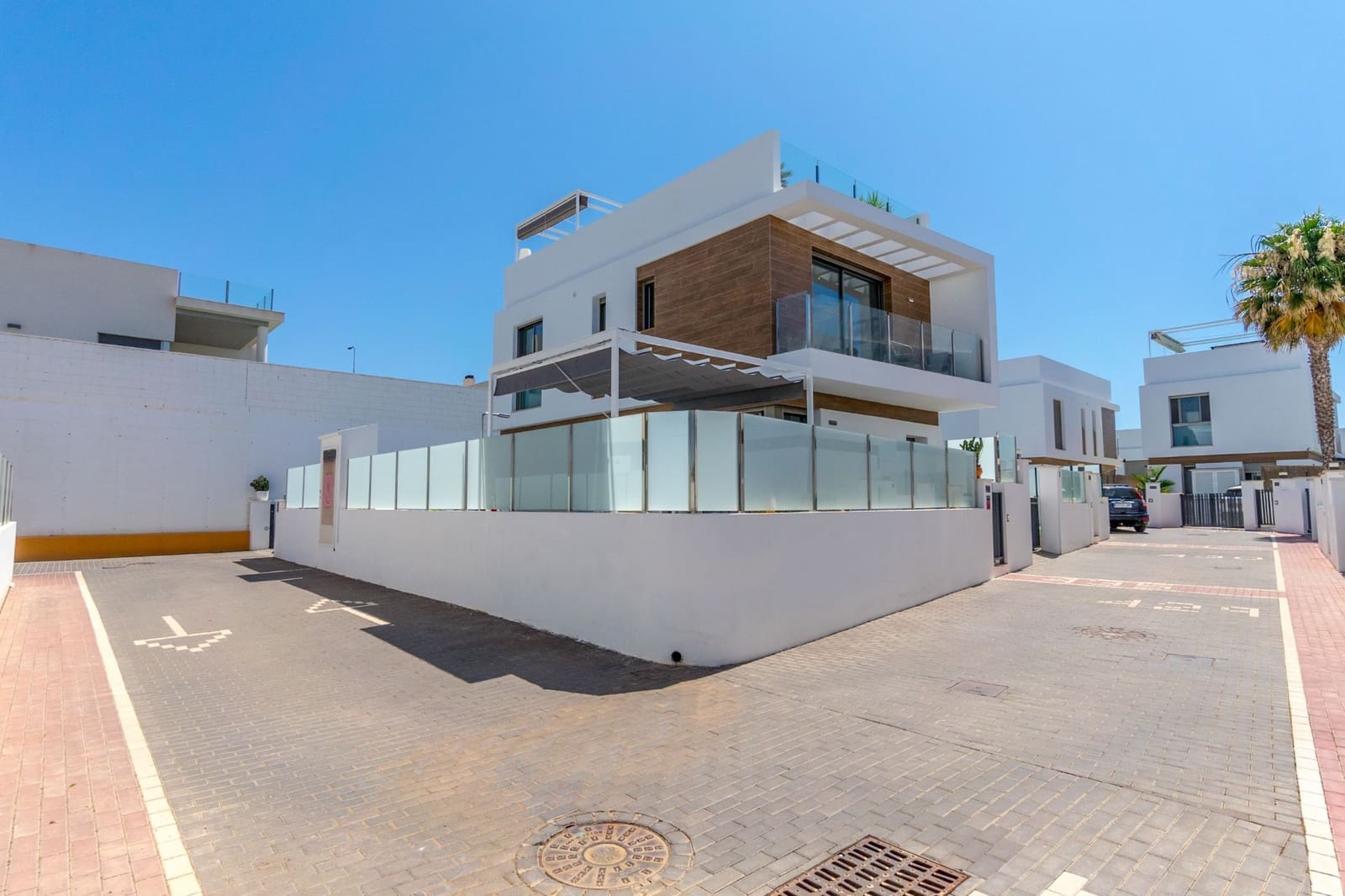 3 bedroom Villa for sale in Orihuela Costa with pool - € 429,000 (Ref: 9235222)