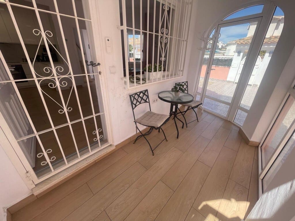 Chalet de 5 habitaciones en Playa Flamenca en venta - 349.000 € (Ref: 9235229)