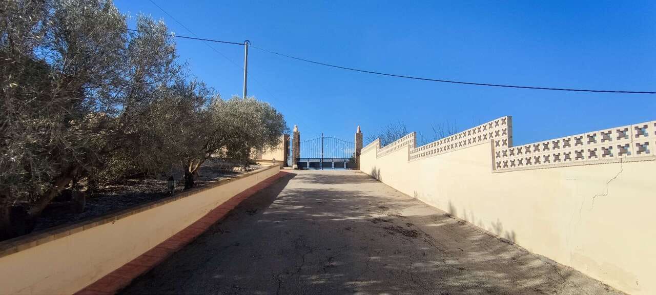 3 bedroom Villa for sale in Pinoso with pool - € 399,995 (Ref: 9235237)