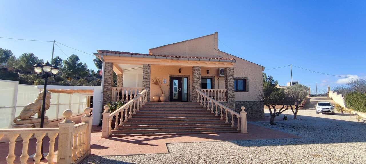 3 bedroom Villa for sale in Pinoso with pool - € 399,995 (Ref: 9235237)