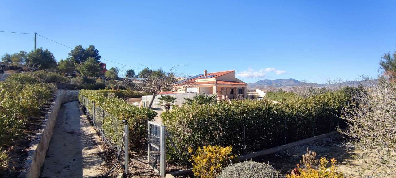 3 bedroom Villa for sale in Pinoso with pool - € 399,995 (Ref: 9235237)