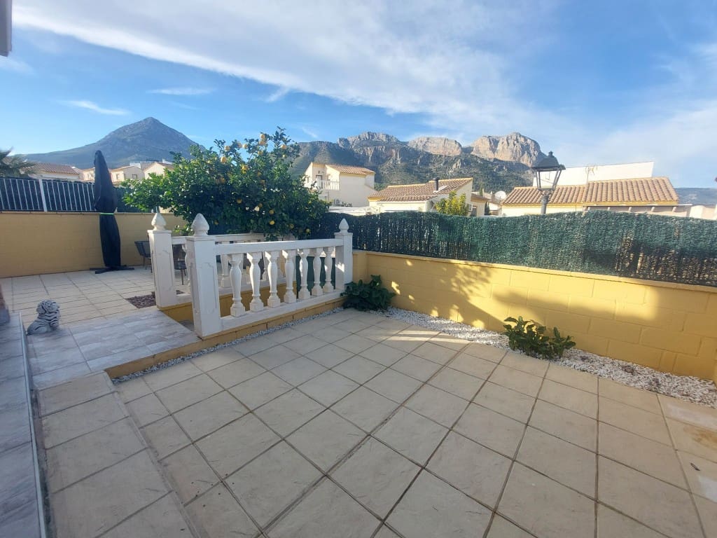 Chalet de 3 habitaciones en Polop en venta con piscina - 255.000 € (Ref: 9528479)