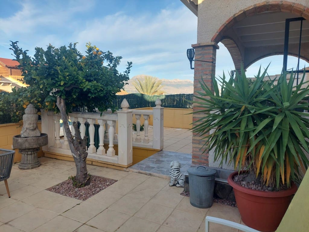 Chalet de 3 habitaciones en Polop en venta con piscina - 255.000 € (Ref: 9528479)