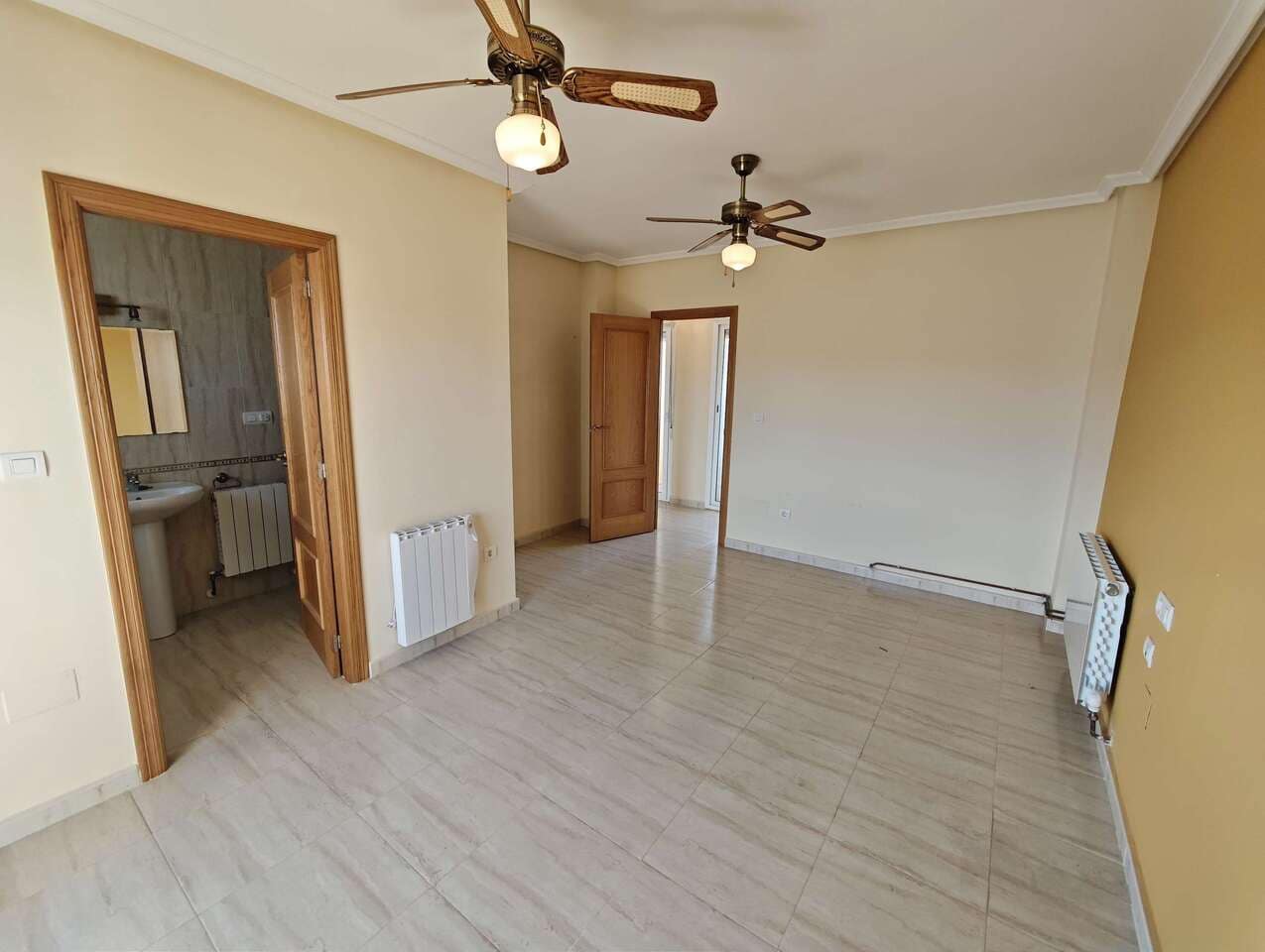 Chalet de 4 habitaciones en Pinoso en venta con piscina - 349.995 € (Ref: 9528739)