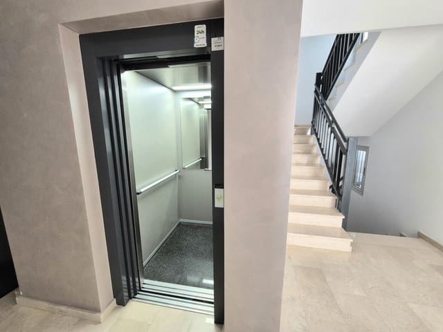 Apartamento de 2 habitaciones en Villamartin, Orihuela en venta con piscina garaje - 199.995 € (Ref: 9761363)