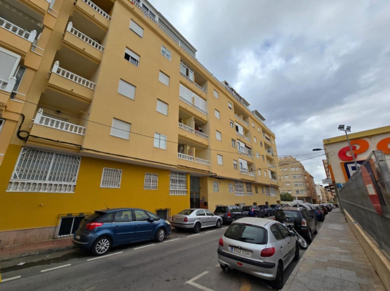 2 bedroom Apartment for sale in Torrevieja with pool - € 119,900 (Ref: 9838219)
