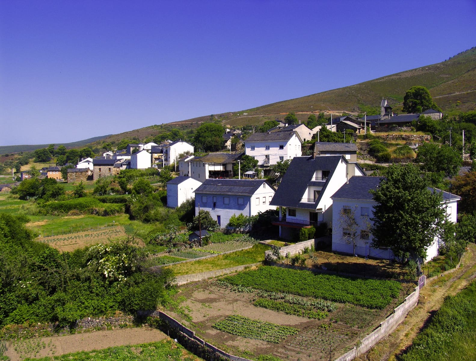 6 bedroom Finca/Country House for sale in Palacios del Sil - € 145,000 (Ref: 8449550)