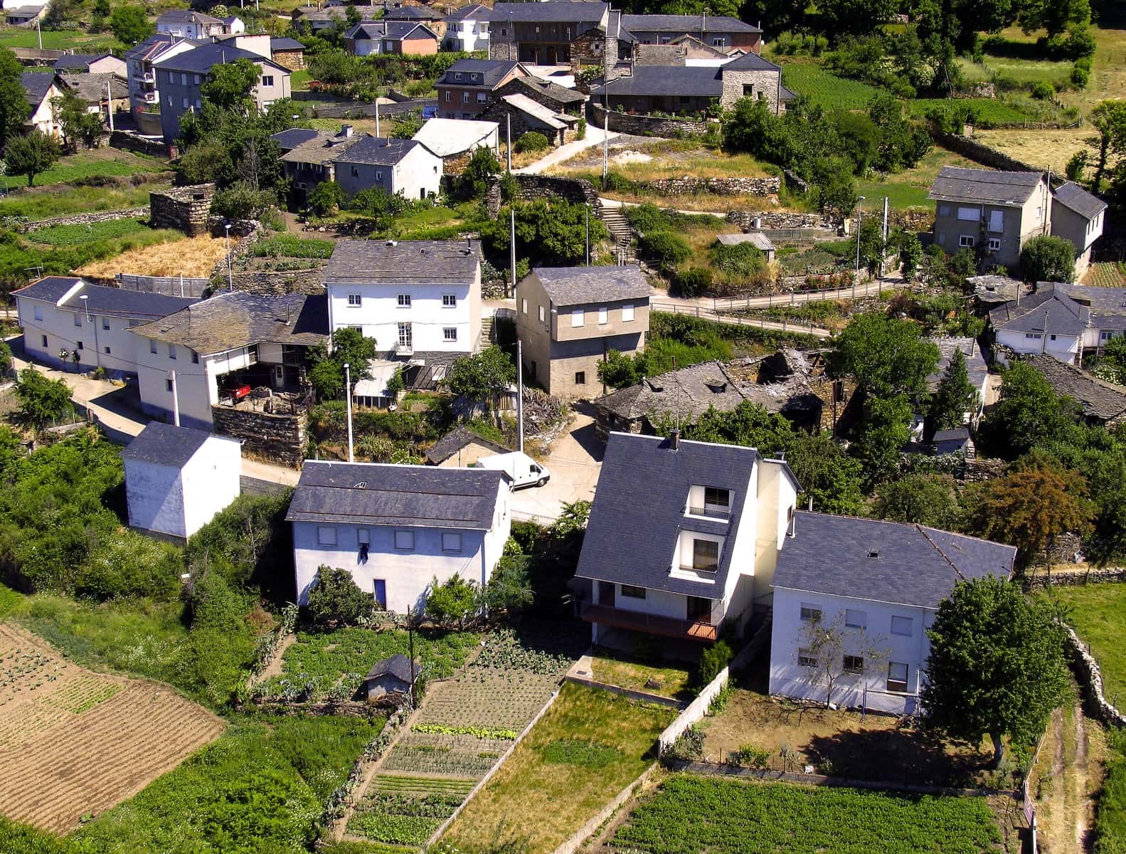 6 bedroom Finca/Country House for sale in Palacios del Sil - € 145,000 (Ref: 8449550)