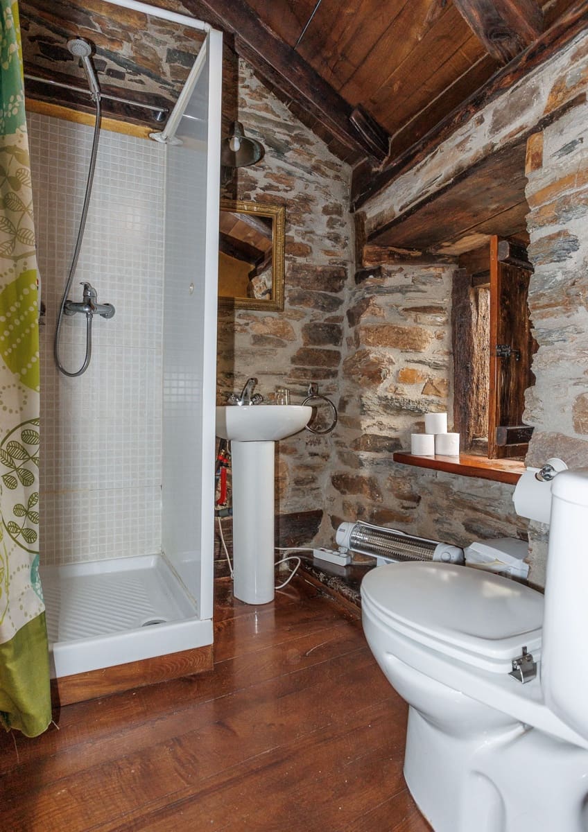 8 bedroom Business for sale in Navia de Suarna - € 299,000 (Ref: 8449590)