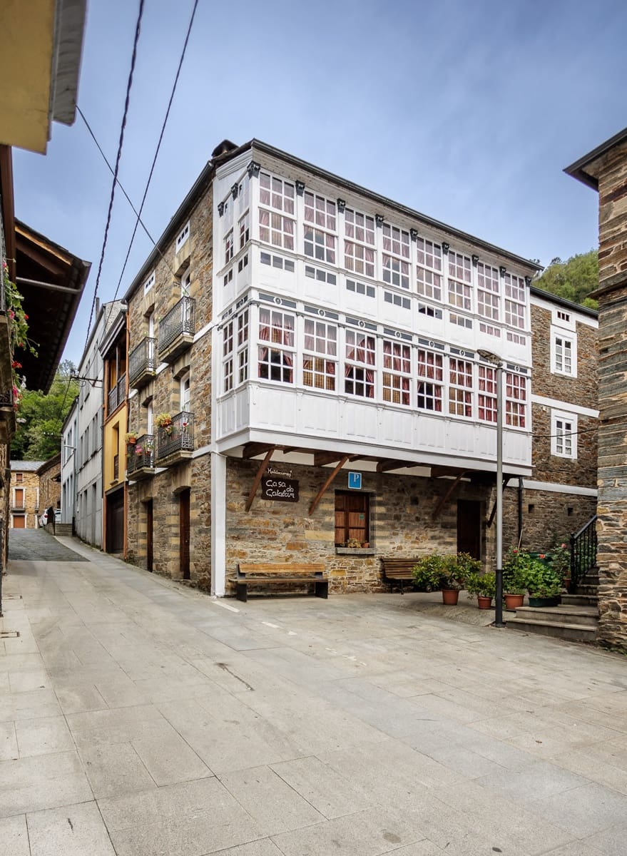 8 bedroom Business for sale in Navia de Suarna - € 299,000 (Ref: 8449590)