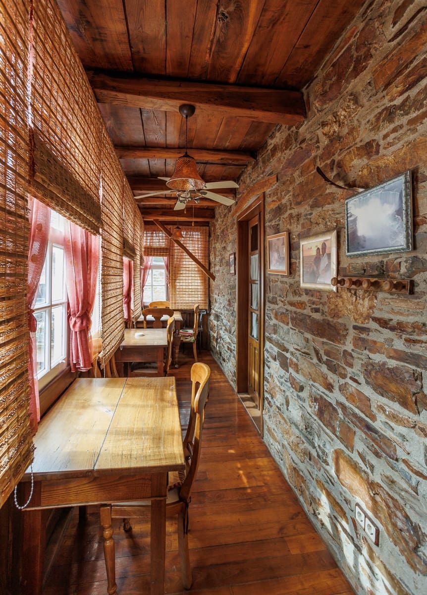 8 bedroom Business for sale in Navia de Suarna - € 299,000 (Ref: 8449590)