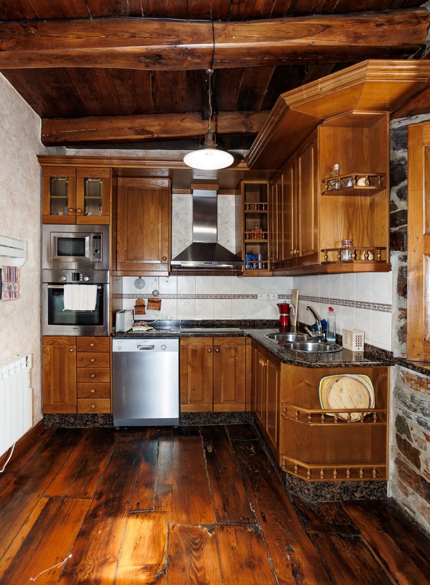 8 bedroom Business for sale in Navia de Suarna - € 299,000 (Ref: 8449590)