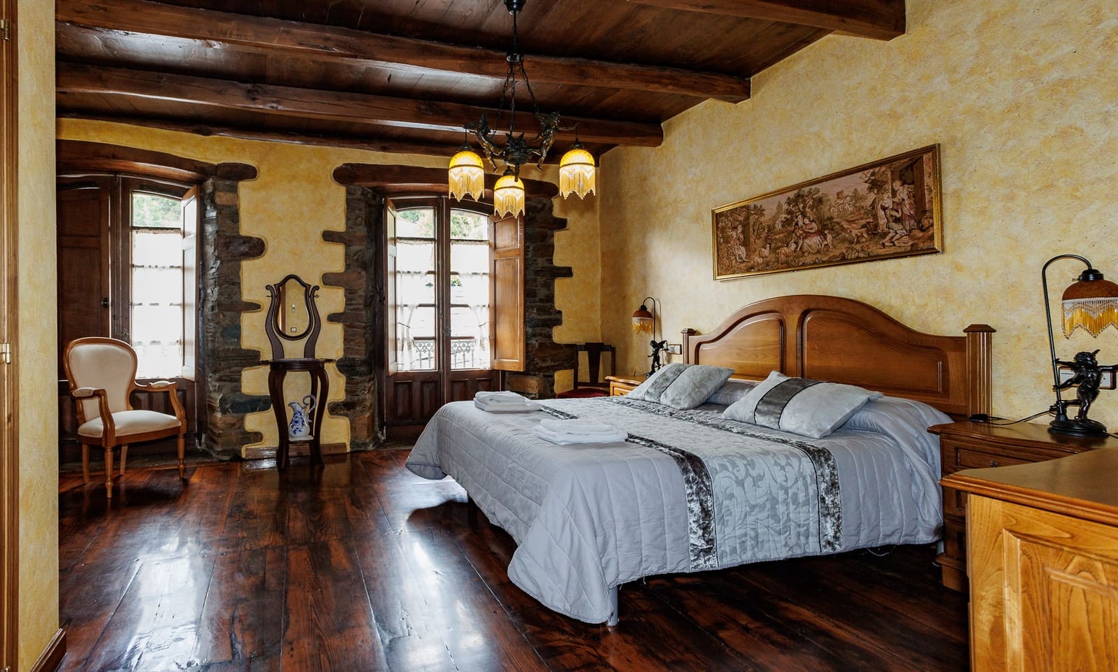 8 bedroom Business for sale in Navia de Suarna - € 299,000 (Ref: 8449590)