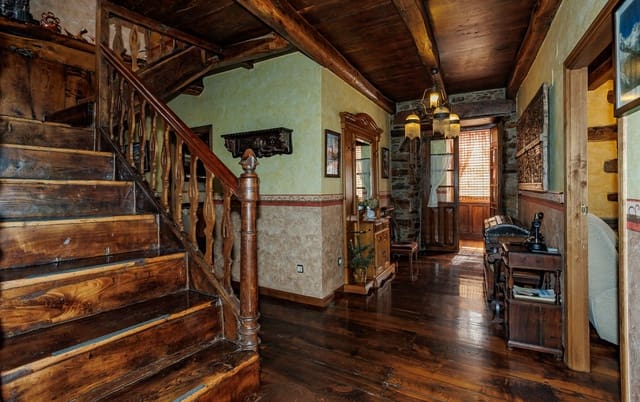 8 bedroom Business for sale in Navia de Suarna - € 299,000 (Ref: 8449590)