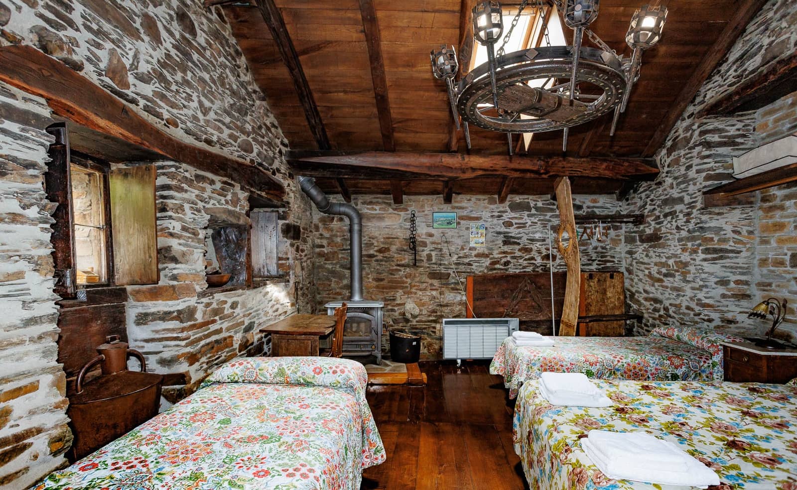 8 bedroom Business for sale in Navia de Suarna - € 299,000 (Ref: 8449590)