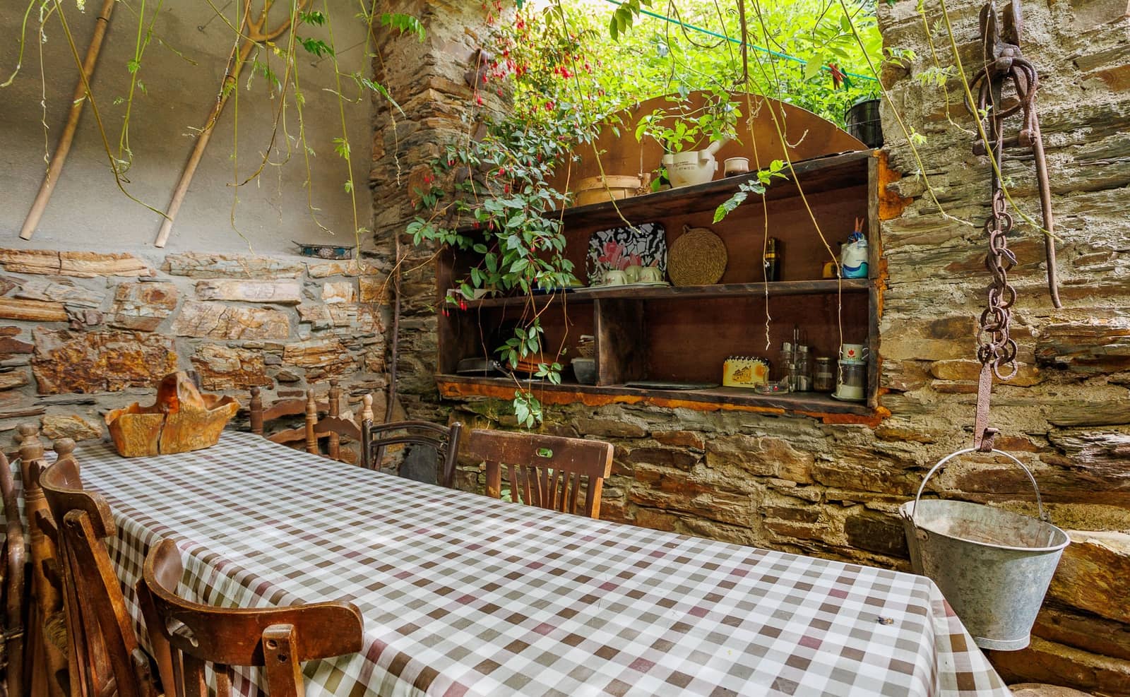 8 bedroom Business for sale in Navia de Suarna - € 299,000 (Ref: 8449590)