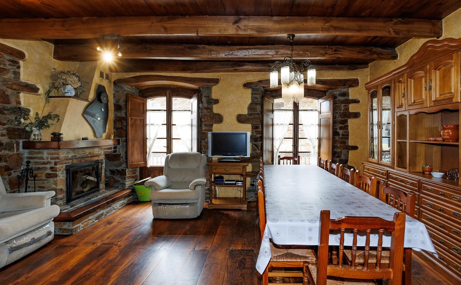 8 bedroom Business for sale in Navia de Suarna - € 299,000 (Ref: 8449590)