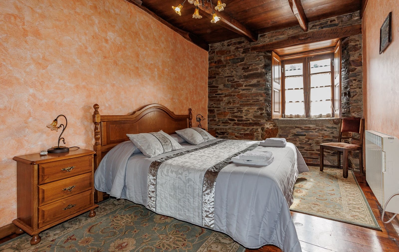 8 bedroom Business for sale in Navia de Suarna - € 299,000 (Ref: 8449590)