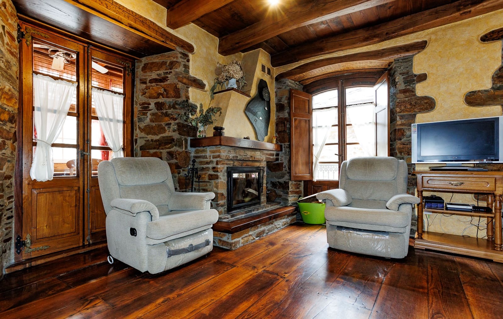 8 bedroom Business for sale in Navia de Suarna - € 299,000 (Ref: 8449590)